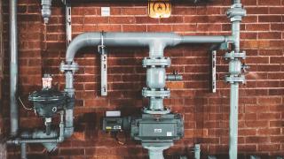 Differences between the base R and magrittr pipes