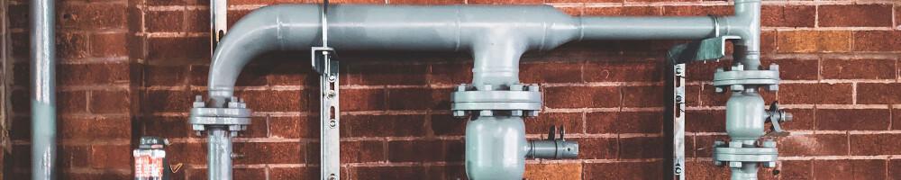 Differences between the base R and magrittr pipes